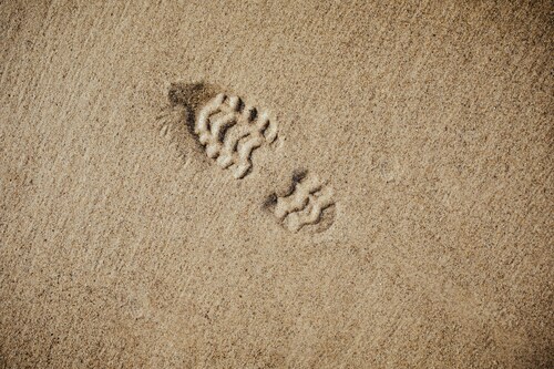 Image d'une empreinte de pas laissée dans le sable