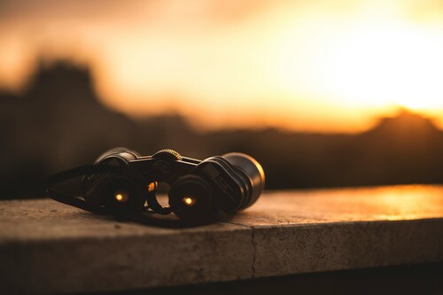 Image d'une paire de jumelle visant l'horizon